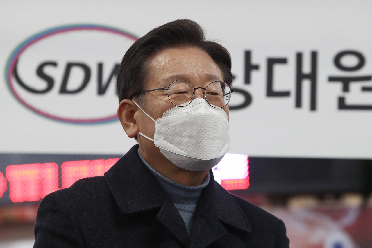 이재명 더불어민주당 대선후보가 지난 24일 오후 경기 성남시 중원구 상대원시장에서 열린 '매타버스' 성남, 민심속으로! 행사에서 눈물을 흘리며 즉석연설하고 있다. [연합]
