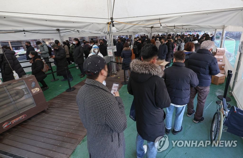 24일 서울 송파구 보건소 코로나19 선별검사소에서 시민들이 검사를 받기 위해 대기하고 있다. [연합]