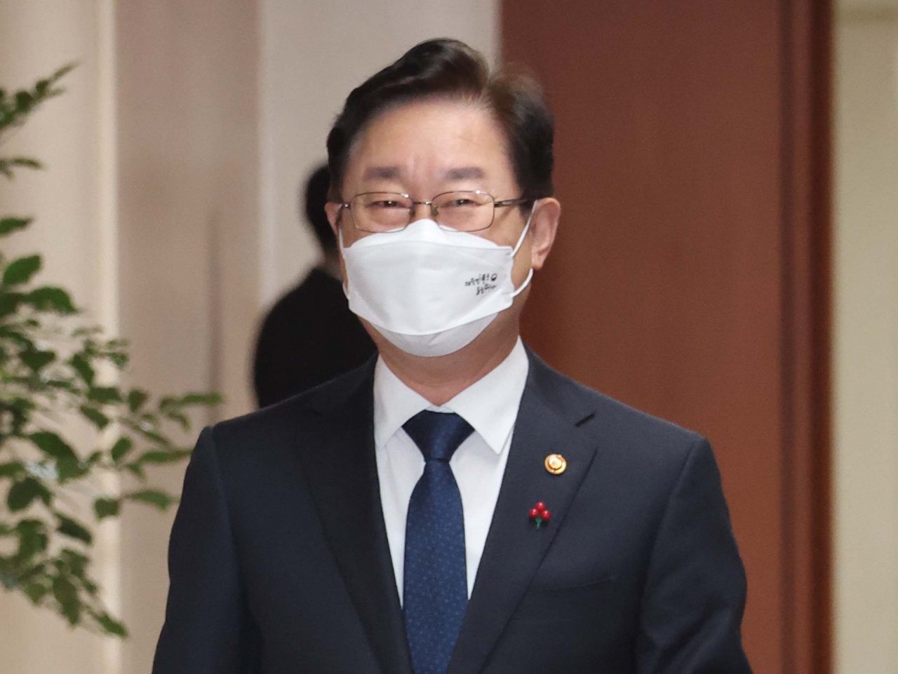 박범계 법무부 장관이 지난 21일 정부서울청사에서 열린 임시 국무회의에 참석하고 있다. [연합]