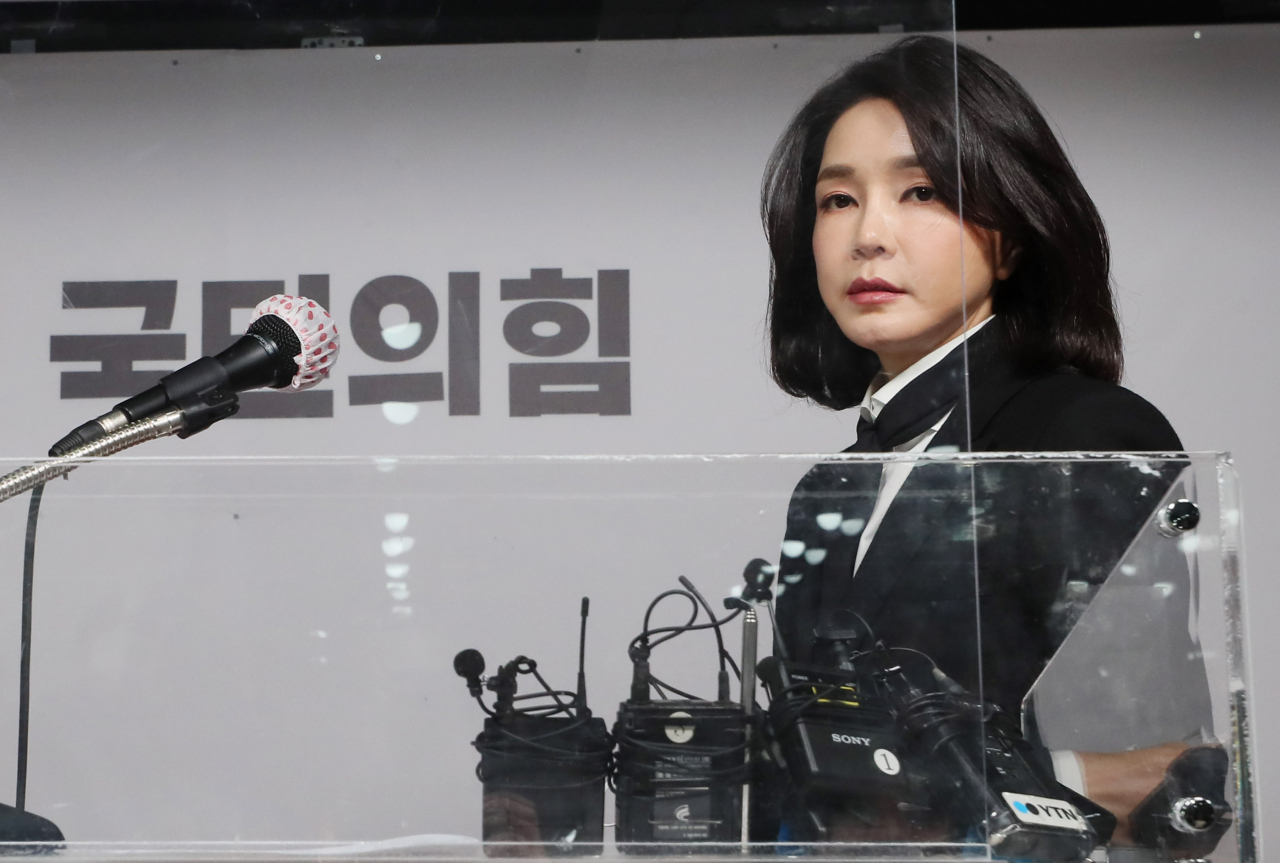 국민의힘 윤석열 대선 후보 부인 김건희 코바나컨텐츠 대표가 지난달 26일 오후 서울 여의도 당사에서 자신의 허위 이력 의혹과 관련해 입장문 발표를 위해 단상으로 향하고 있다. [연합]