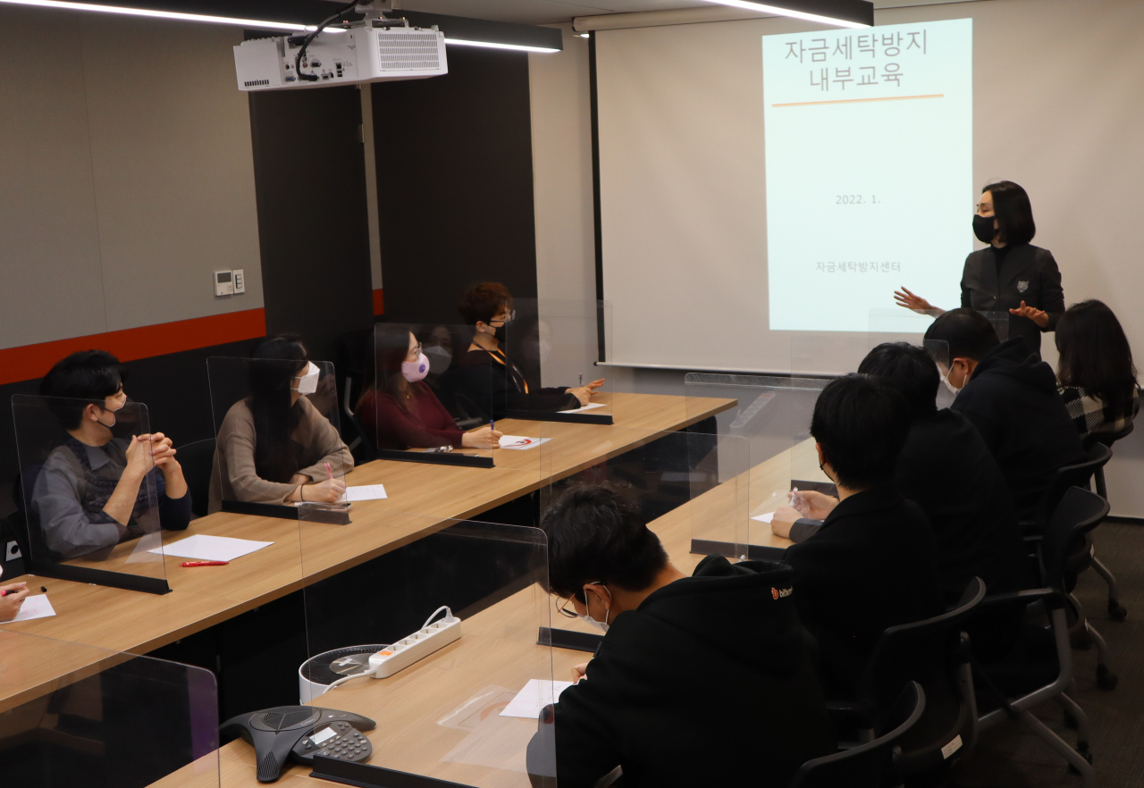 1월 20일 이유정 빗썸 준법감시인이 임직원을 대상으로 자금세탁방지 내부교육을 진행하고 있다. [빗썸]