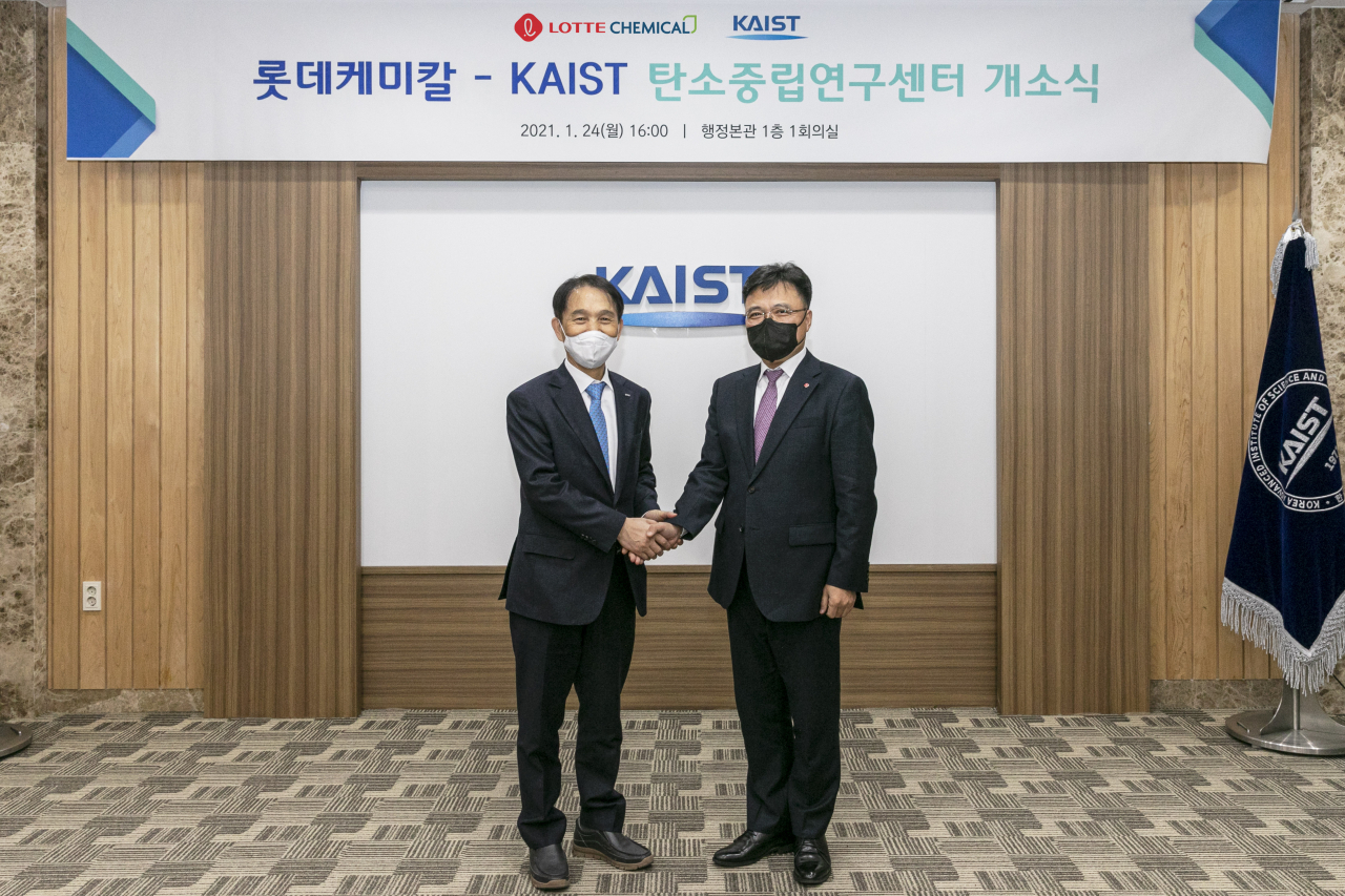 롯데케미칼-카이스트 탄소중립연구센터 개소식에 참석한 황진구 롯데케미칼 기초소재사업 대표(오른쪽)과 이광형 카이스트 총장 [롯데케미칼 제공]