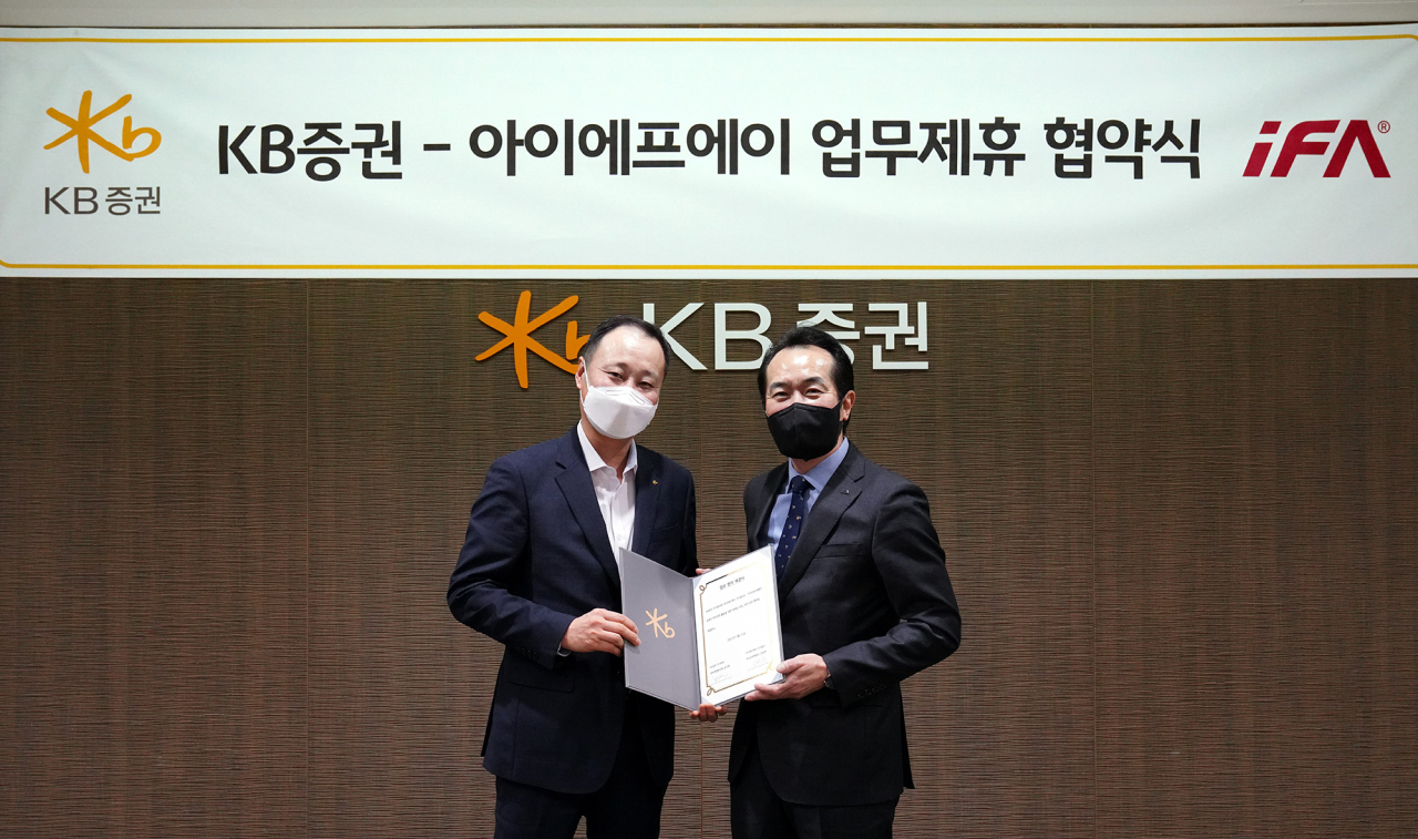 서울 여의도 KB증권 본사에서 KB증권 윤만철 WM영업본부장(왼쪽)과 아이에프에이 전상헌 최고운영책임자(오른쪽)가 업무협약 체결 후 기념촬영을 하고 있다.[KB증권]