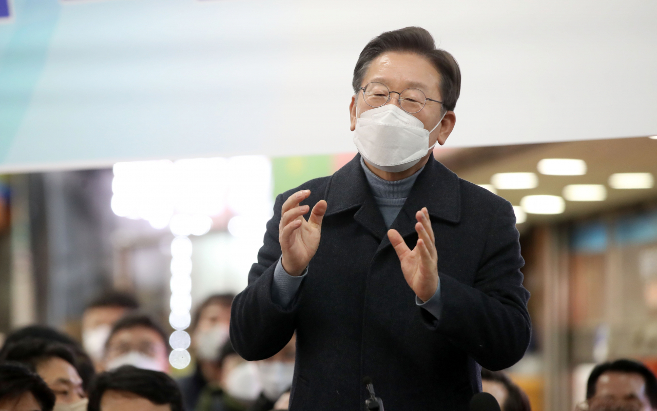 더불어민주당 이재명 대선후보가 지난 24일 오후 경기 성남시 중원구 상대원시장에서 열린 '매타버스' 성남, 민심속으로! 행사에서 즉석연설을 통해 지지를 호소하고 있다. [연합]