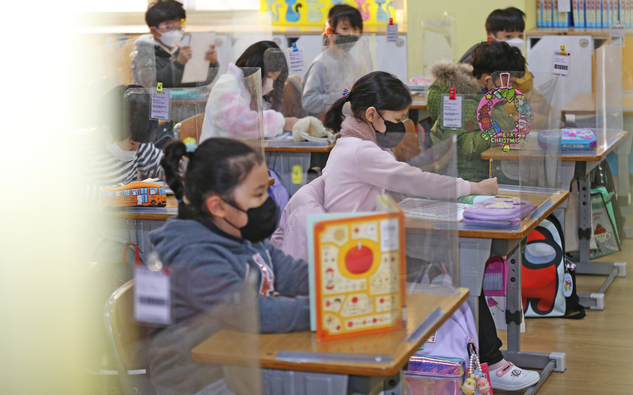 겨울방학이 끝나고 2022년도 첫 등교가 시작된 지난 20일 오전 대구 수성구 매동초등학교 1학년 교실에서 학생들이 수업준비를 하고 있다. [연합]
