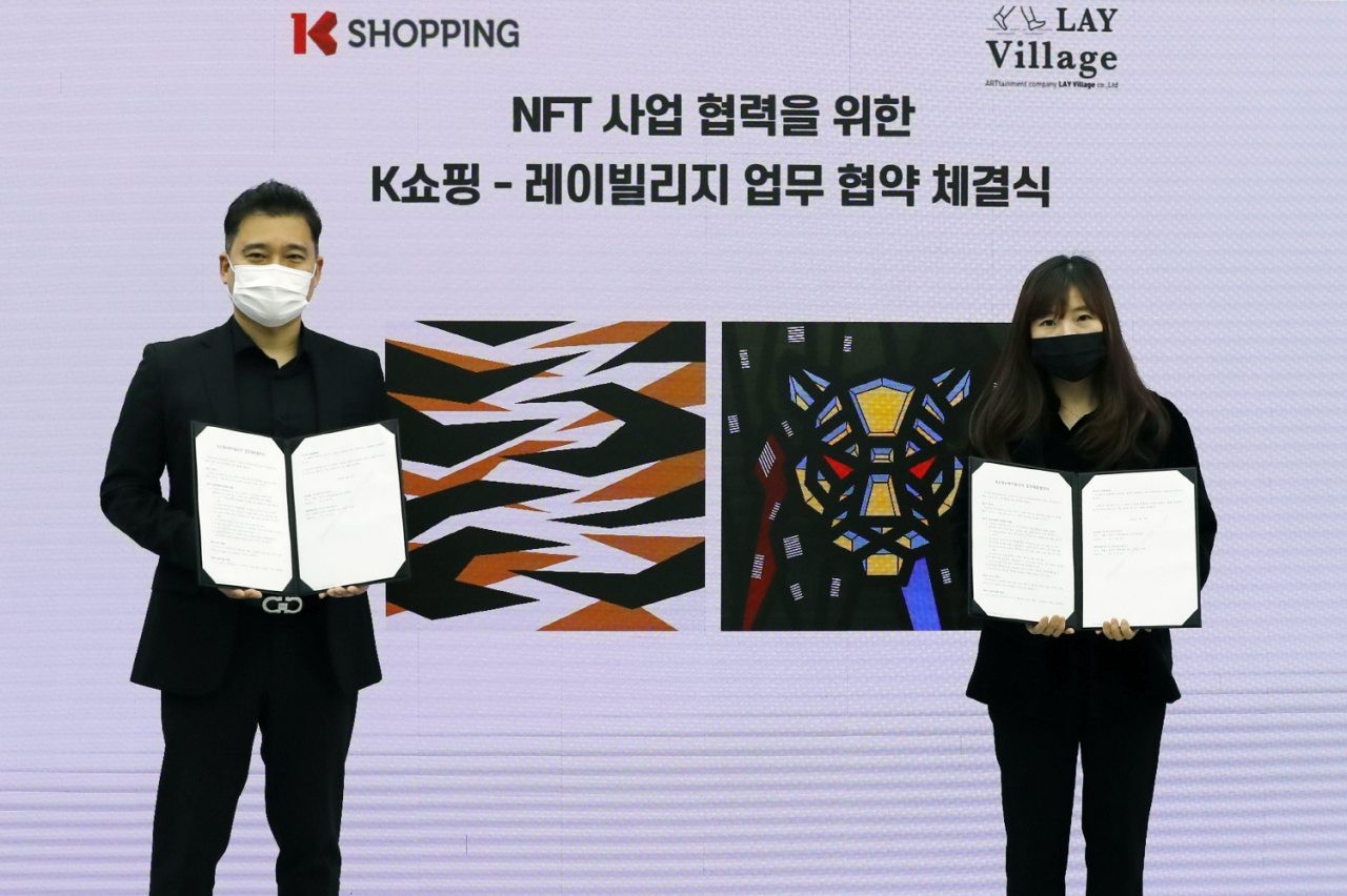 최유성 K쇼핑 본부장(왼쪽)과 정나연 레이빌리지 대표가 기념사진을 촬영하는 모습. [K쇼핑 제공]