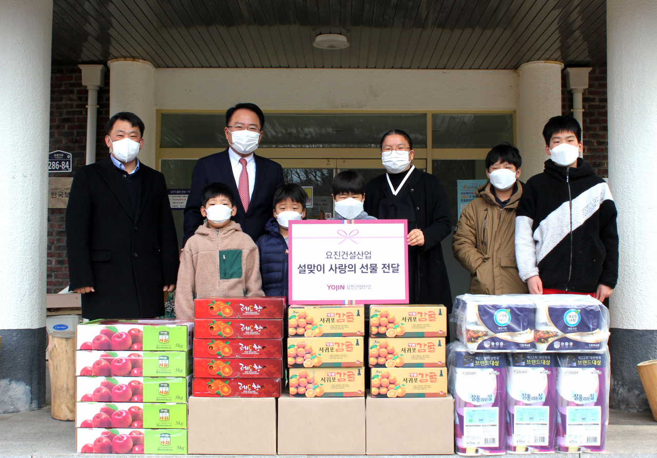 요진건설산업 김선규 전무(왼쪽 두번째)와 한국보육원 이진선 원장(오른쪽 세번째) 등이 설맞이 사랑의 선물 전달식을 마친 뒤 기념촬영을 하고 있다. [요진건설산업 제공]