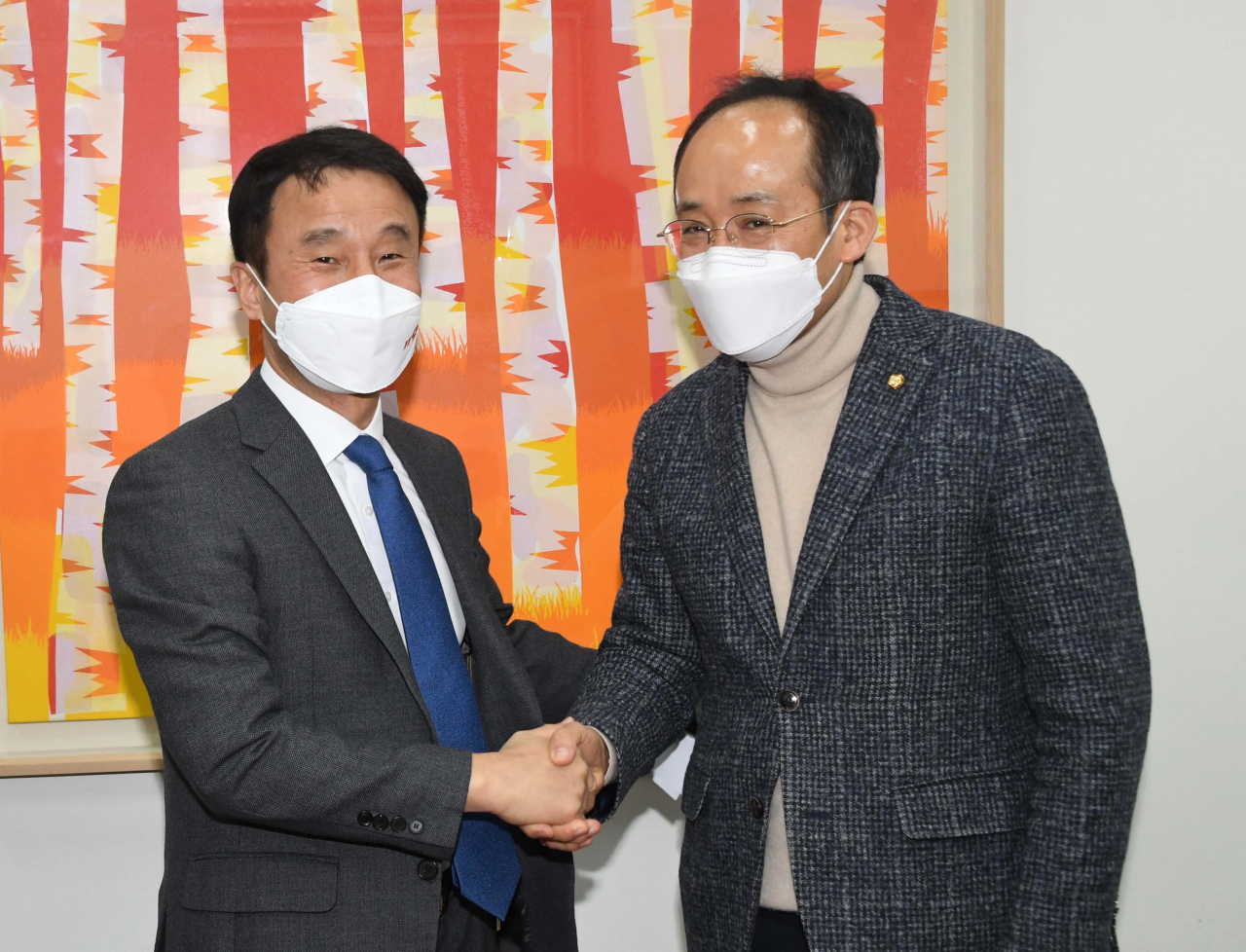 한병도 더불어민주당 원내수석부대표(왼쪽)와 추경호 국민의힘 원내수석부대표가 24일 오후 국회에서 만나 추경안 처리를 위한 임시국회 일정을 협의하기 전 악수하고 있다. [헤럴드경제=이상섭 기자]
