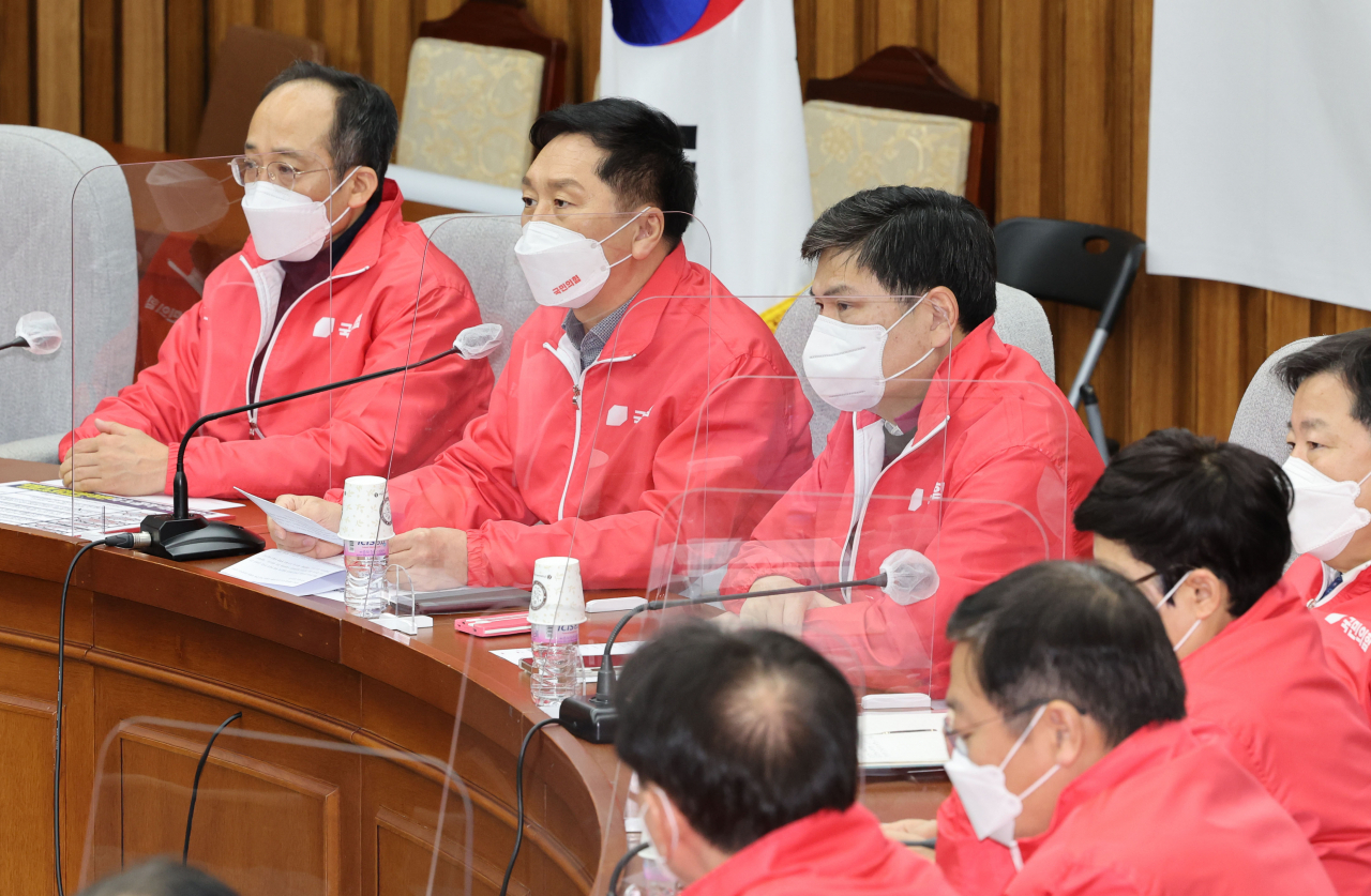 김기현 국민의힘 원내대표(왼쪽두번째)가 25일 오전 서울 여의도 국회에서 열린 원내대책회의에서 발언하고 있다. [헤럴드경제=이상섭 기자]