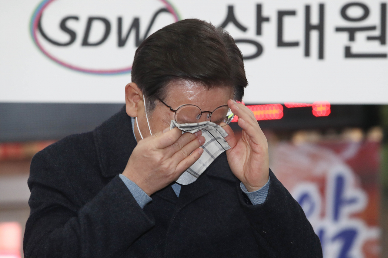 이재명 더불어민주당 대선후보가 지난 24일 경기 성남시 중원구 상대원시장에서 열린 '매타버스' 성남, 민심속으로! 행사에서 즉석연설 도중 눈물을 닦고 있다. [국회사진기자단]