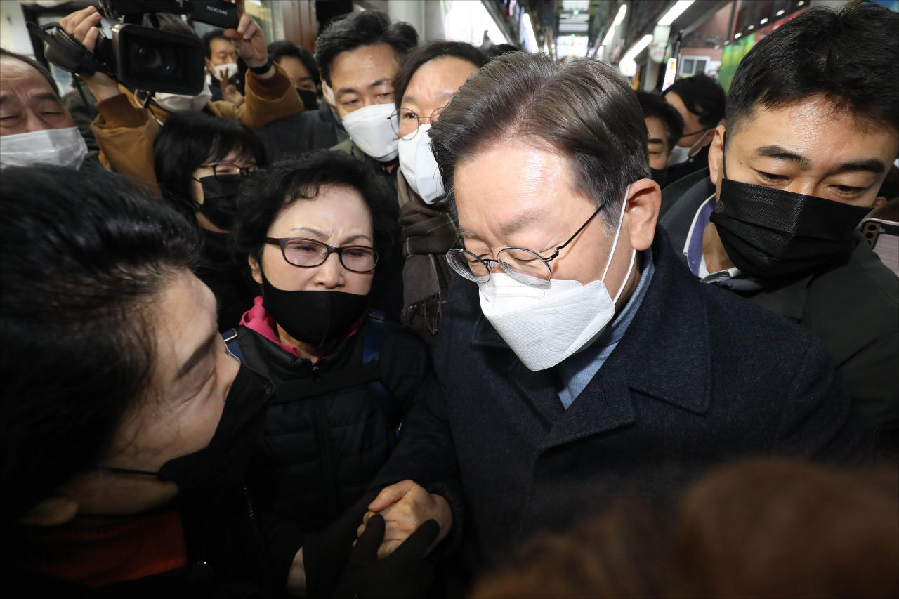 이재명 더불어민주당 대선후보가 지난 24일 오후 경기 성남시 중원구 상대원시장에서 열린 '매타버스' 성남, 민심속으로! 행사에 참석해 지지자와 인사하며 이동하고 있다. [연합]