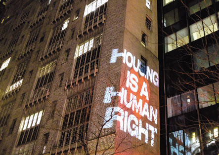 ‘집은 인권이다(Housing is a human right)’. 이달 12일(현지시간) 미국 뉴욕 한 건물 앞에 조명으로 쏜 시위 문구가 임대료 폭등에 갈 곳 없어진 세입자들의 마음을 대변한다. 뉴욕시는 이달 15일부로 코로나19 상황 속에 지난 2년 간 유지해 온 ‘세입자 퇴거 유예’ 조치를 만료했다. [EPA]