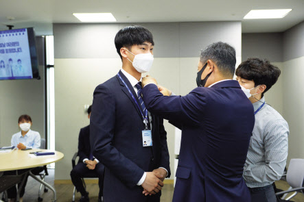 정덕균 포스코ICT 사장이 포스코ICT에 입사한 신입사원들에게 사원증을 수여하고 있다.