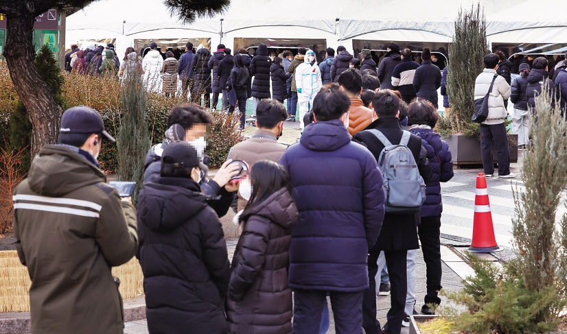 24일 확진자 중 오미크론 검출률이 50%를 넘으면서 오미크론이 델타변이를 밀어내고 국내에서도 우세종으로 자리잡았다. [연합]