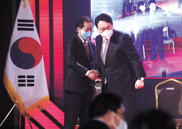 이재명 더불어민주당 대선후보는 경선에서 맞붙었던 이낙연 전 대표의 적극적인 지원 행보에 힘을 얻었으나 친문 진영의 완전한 신뢰는 여전히 과제다. 윤석열 국민의힘 대선후보는 지지율 호조 속에서도, 경선 상대였던 홍준표 의원·유승민 전 의원과의 껄끄러운 관계가 계속되고 있다. 사진은 24일 경기도 성남 유세에 이 전 대표와 함께 한 이 후보(사진 위쪽)와 지난해 11월 5일 전당대회에서 홍 의원과 악수하는 윤 후보. [국회사진기자단]