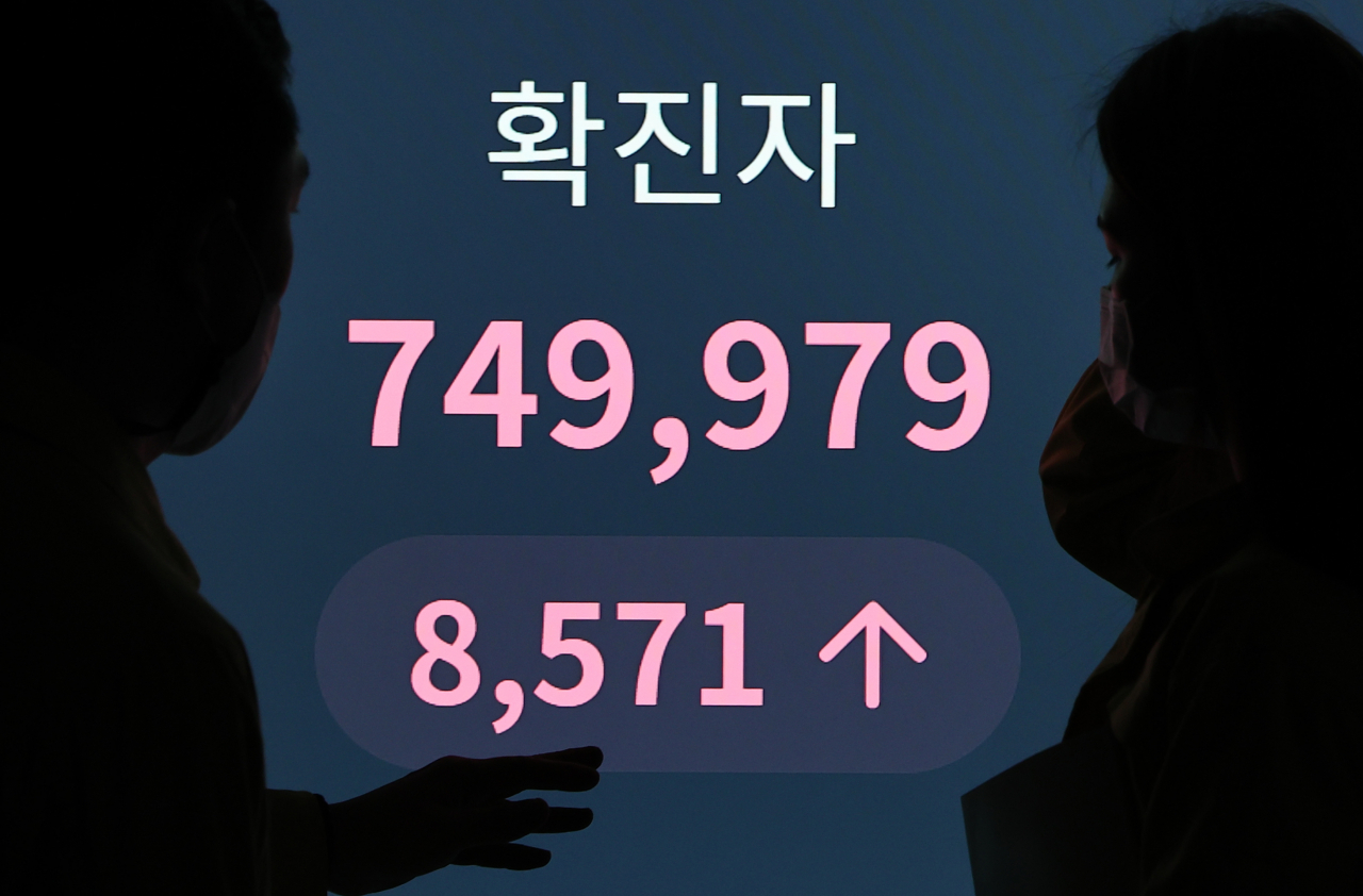 코로나19 오미크론 변이가 빠르게 확산하면서 신규 확진자 수가 8571명으로 역대 최다를 기록한 25일 서울 송파구청 기획상황실 모니터에 전날 신규 확진자 수가 그래프로 표시되고 있다. [연합]