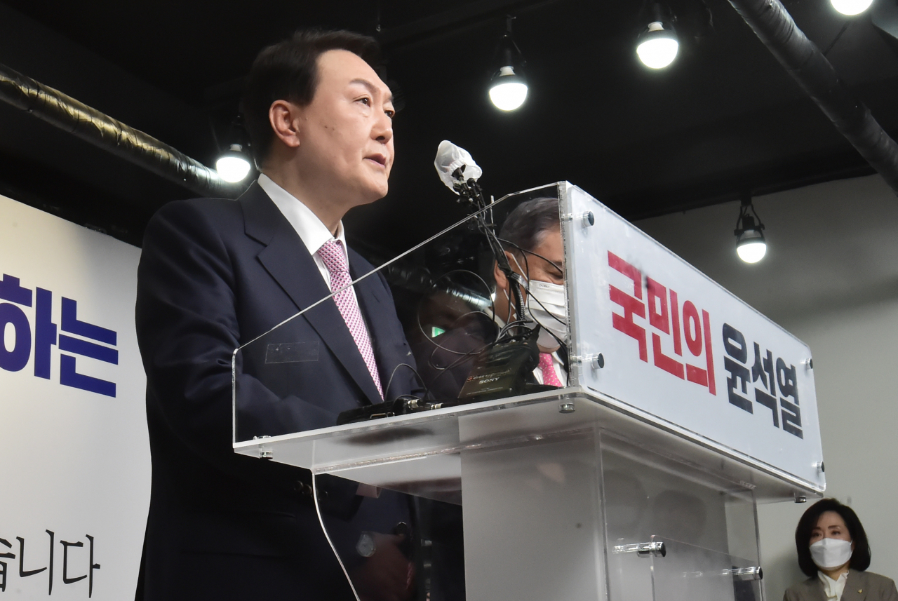 윤석열 국민의힘 대선 후보가 24일 서울 여의도 중앙당사에서 '자유·평화·번영에 기여하는 글로벌 중추국가' 외교안보 글로벌비전 발표를 하고 있다. [헤럴드경제=이상섭 기자]