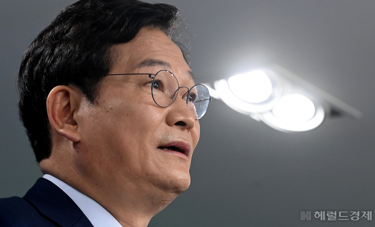 송영길 더불어민주당 대표가 지난 25일 오전 서울 여의도 민주당사에서 열린 긴급 기자회견에서 발언을 하고 있다. [이상섭 기자]