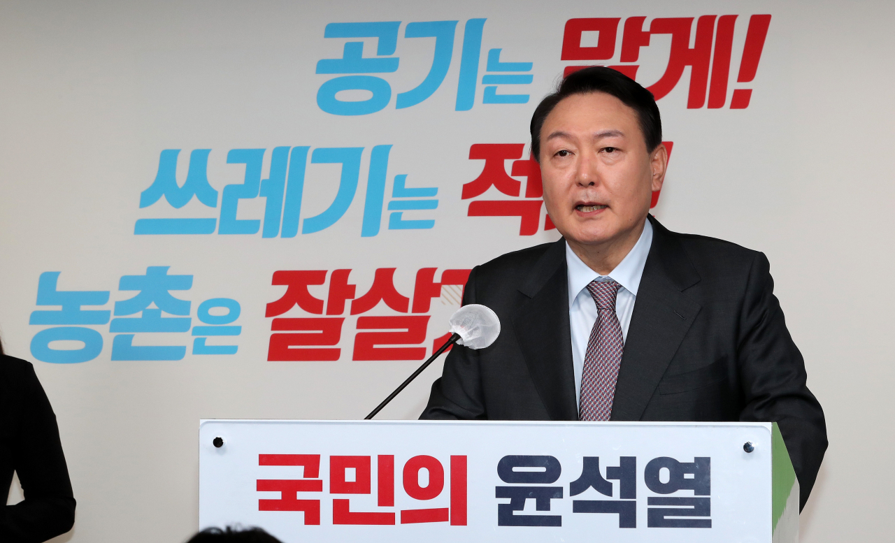 윤석열 국민의힘 대선후보가 25일 서울 여의도 국민의힘 중앙당사에서 '공기는 맑게, 쓰레기는 적게, 농촌은 잘살게'를 주제로 한 환경·농업 관련 공약과 운동하는 국민들에 국민건강보험료를 환급하는 내용을 담은 스포츠 공약을 발표하고 있다. [연합]