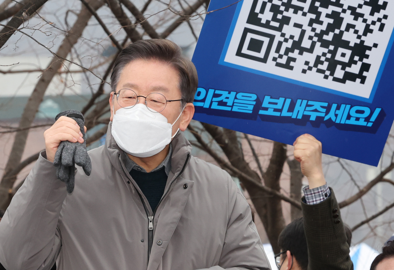 이재명 더불어민주당 대선후보가 25일 경기도 가평군 가평읍 가평철길공원을 방문, 즉석연설을 통해 지지를 호소하고 있다. [연합]