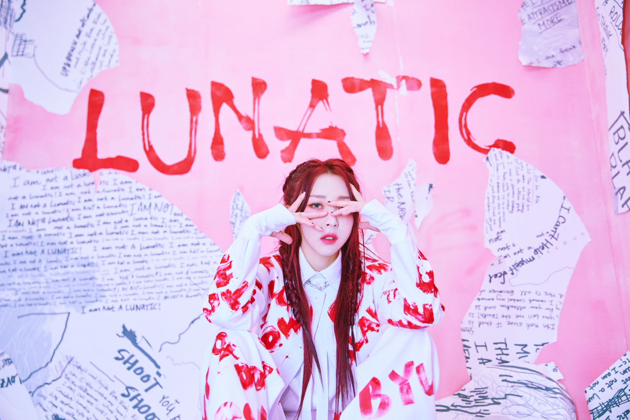 문별이 발표한 새 앨범엔 그의 취향과 흥미가 고스란히 담겼다. 앨범은 사랑의 시작부터 이별까지 경험하는 여섯 단계의 감정을 한 편의 영화처럼 담아냈다. [RBW 제공]