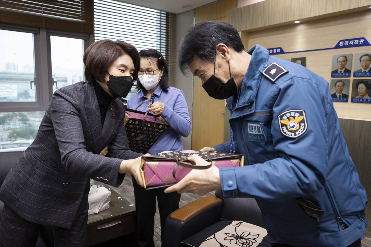 한정애 환경부 장관이 25일 오전 정부세종청사 집무실에서 청사 방호와 미화를 담당하고 있는 근로자들과 만나 설 선물을 전달하고 안전하고 쾌적한 청사를 위한 노고에 감사 인사를 전했다. [환경부 제공]