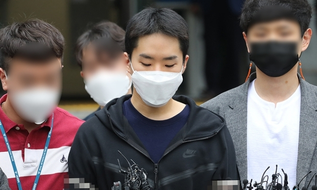 여성인 척 남성과 영상 통화를 하고 성착취물을 녹화·유포한 ‘남자n번방’ 사건 김영준이 지난해 6월 11일 오전 서울 종로경찰서를 나와 검찰로 송치되고 있다.[연합]