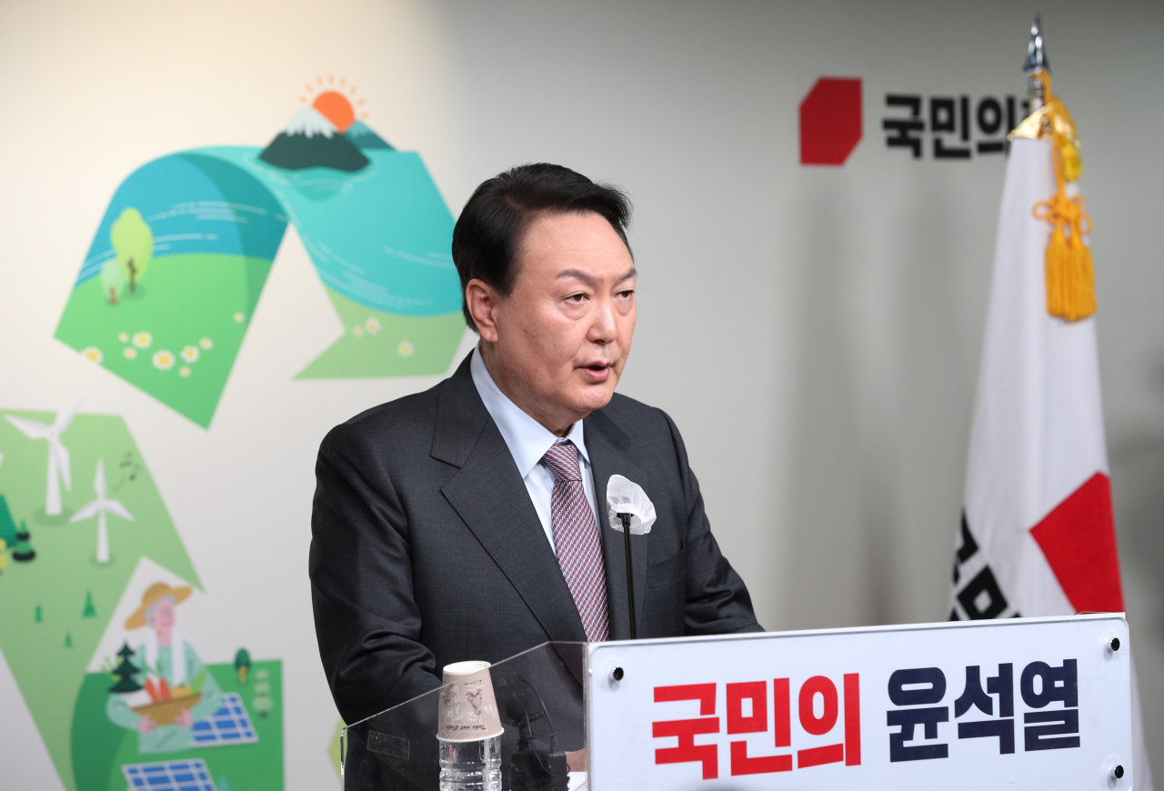 윤석열 국민의힘 대선후보가 25일 오전 서울 여의도 당사에서 '공기는 맑게, 쓰레기는 적게, 농촌은 잘살게'를 주제로 한 환경·농업 관련 공약을 발표하고 있다. [연합]