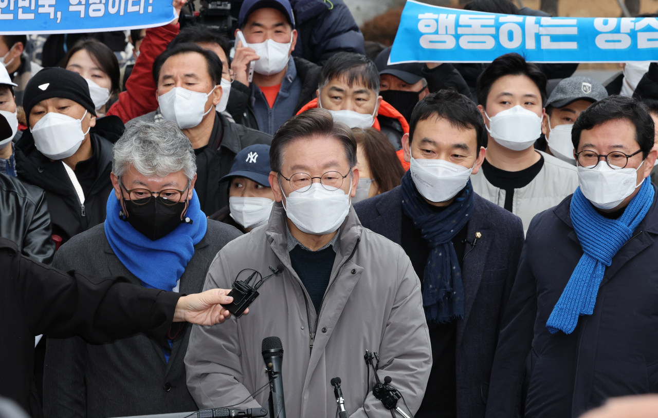 더불어민주당 이재명 대선후보가 25일 경기도 남양주시 다산동 다산선형공원을 방문, 즉석연설을 마친 뒤 취재진의 질문에 답변하고 있다. 연합뉴스