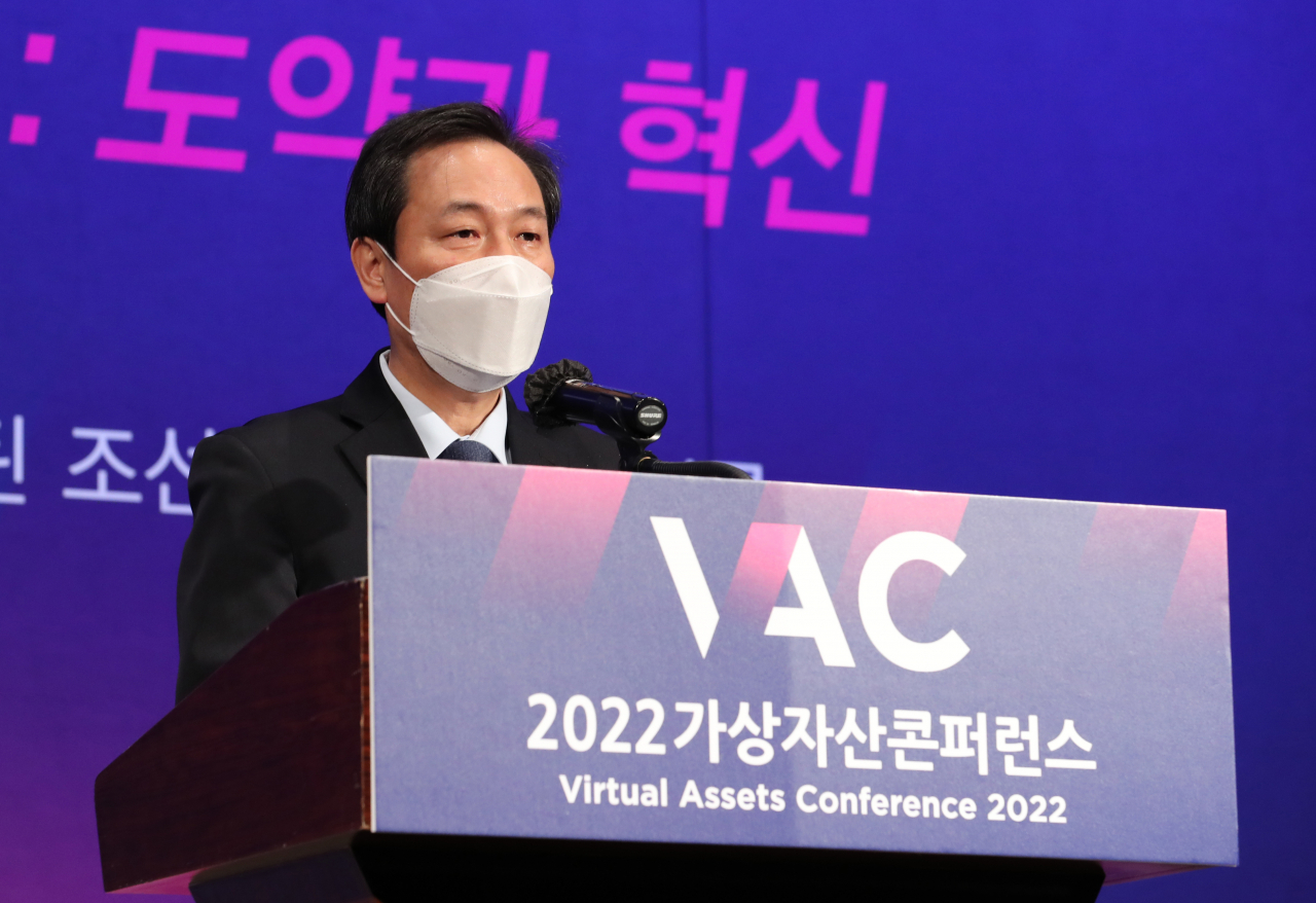 더불어민주당 우상호 의원이 지난 20일 오전 서울 중구 웨스틴조선호텔 그랜드볼룸에서 열린 "혁신, 도전, 미래" 조선비즈 2022 가상자산 콘퍼런스에 참석, 더불어민주당 이재명 대선 후보의 축사를 대독하고 있다. [연합]