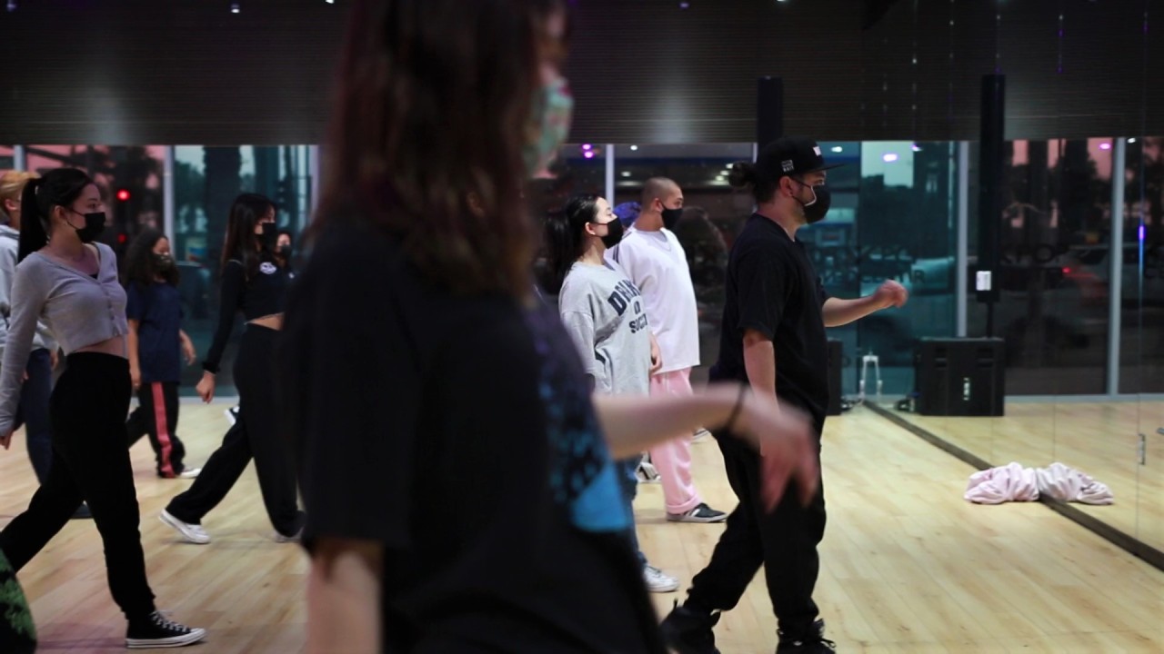 Lando Lee Wilkins (very right), a veteran dancer and choreographer, teaches students during a group dance class at the K-Pop Center. (Picture by Choi Ji-won/ The Korea Herald)