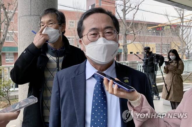 허석 순천시장이 25일 항소심 재판을 마치고 취재진에 소감을 밝히고 있다.