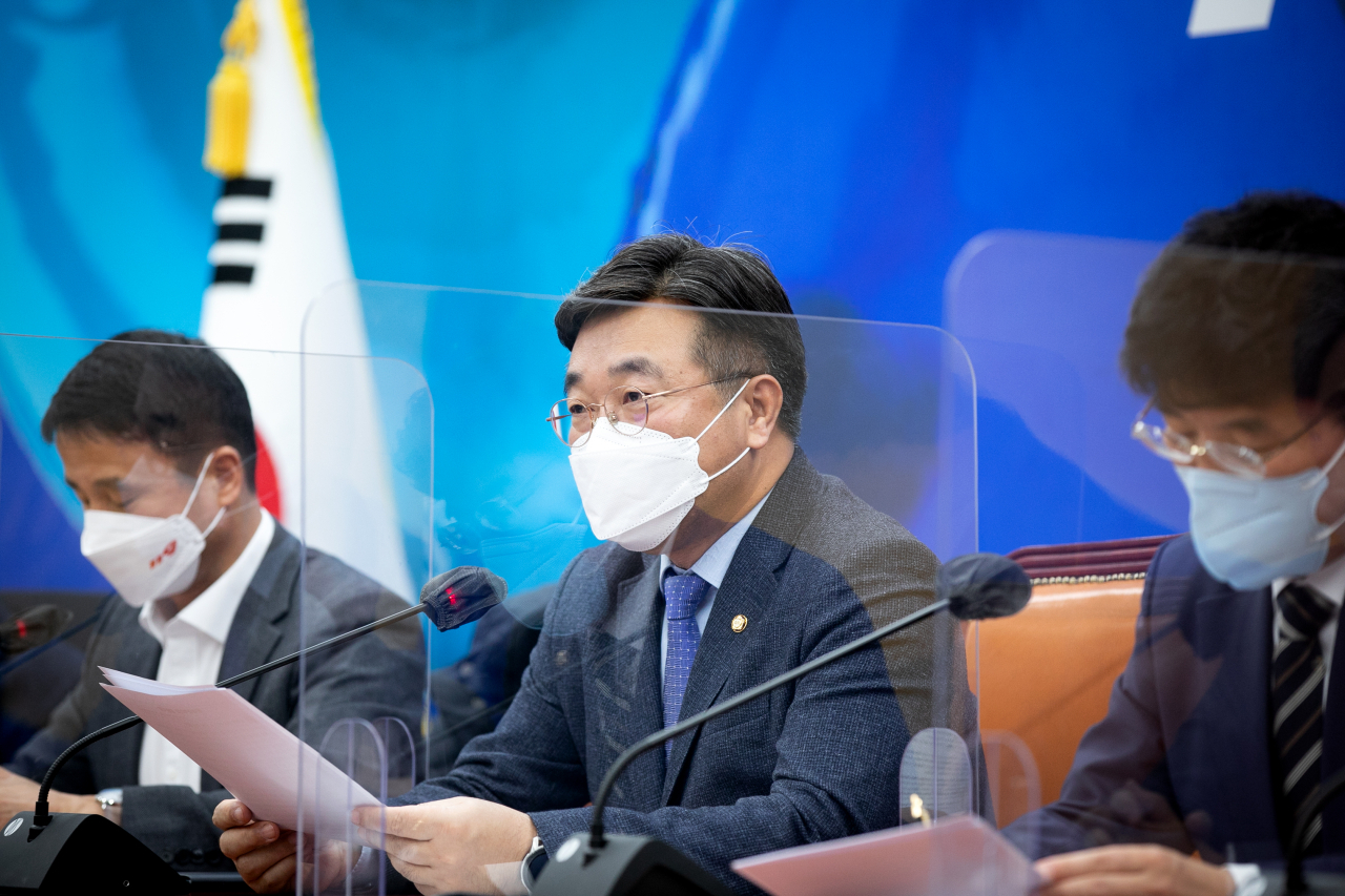윤호중 더불어민주당 원내대표가 25일 오전 국회에서 열린 원내대책회의에서 발언하고 있다. [연합]