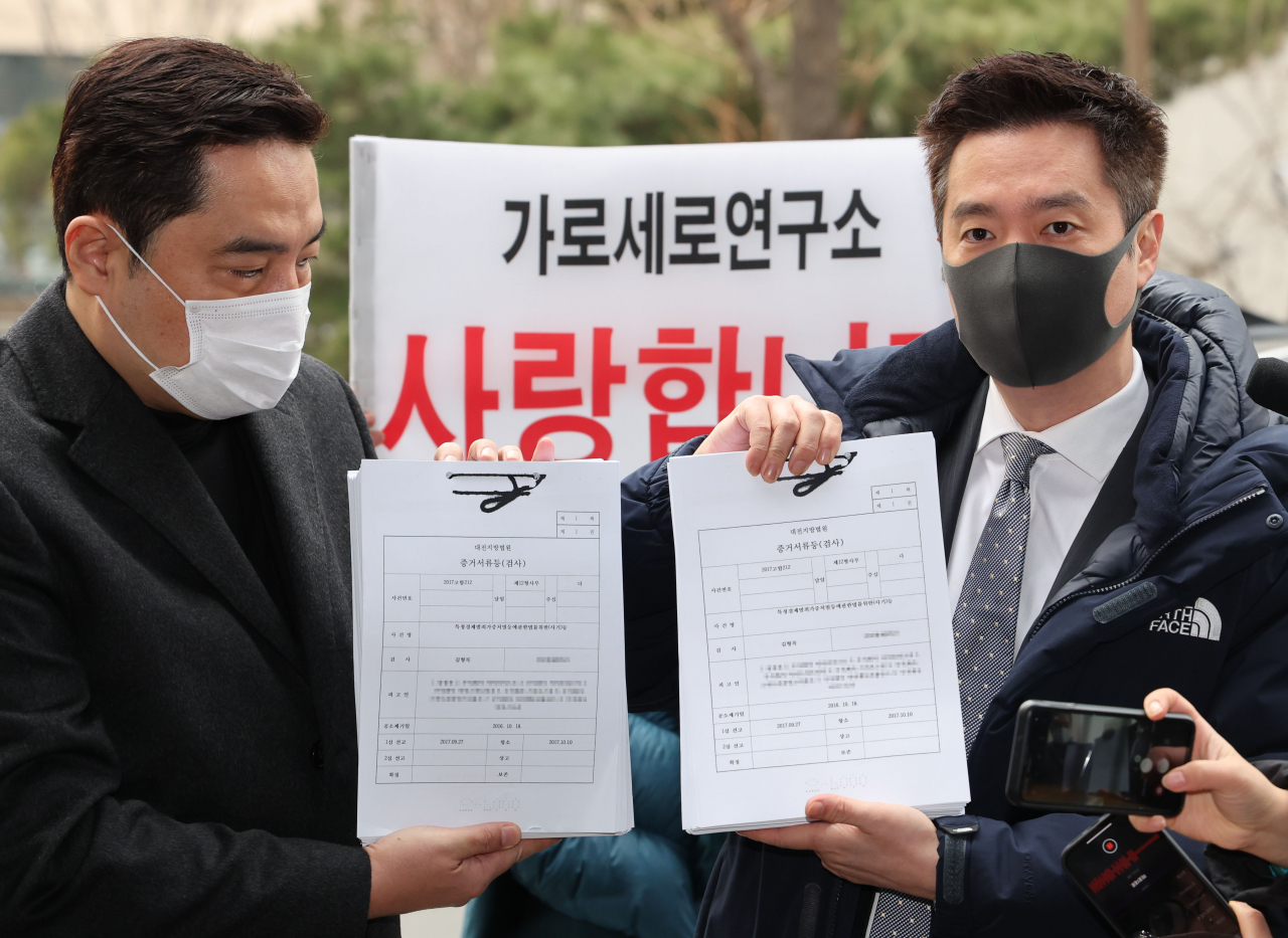 이준석 국민의힘 대표가 과거 벤처기업 대표로부터 성 접대를 받았다는 의혹을 제기한 유튜브 채널 가로세로연구소(가세연) 강용석 변호사와 김세의 전 MBC기자가 25일 관련 고발 사건 조사를 받기 위해 서울 마포구 서울경찰청 반부패·공공범죄수사대에 출석하며 발언하고 있다. [연합]
