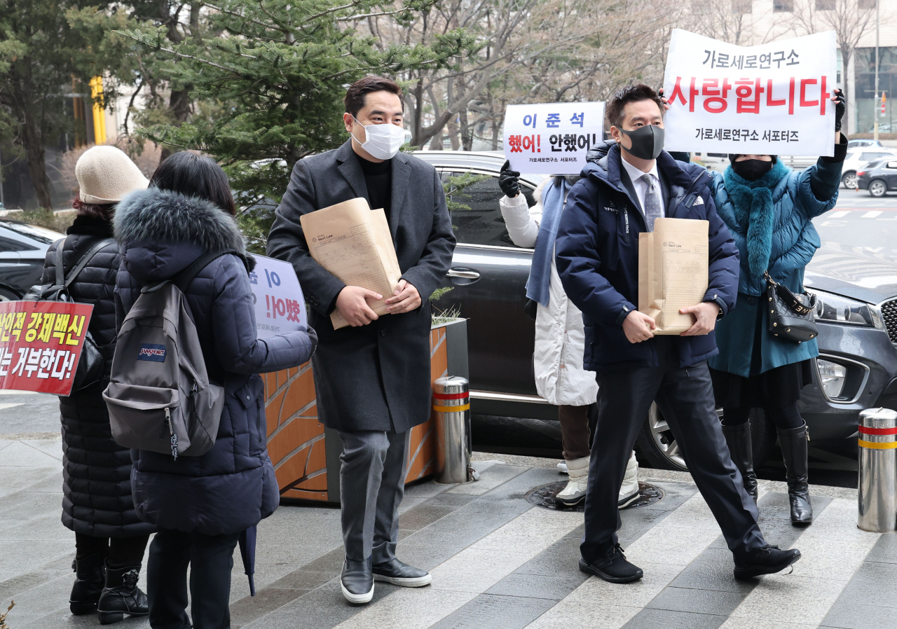 이준석 국민의힘 대표가 과거 벤처기업 대표로부터 성 접대를 받았다는 의혹을 제기한 유튜브 채널 가로세로연구소(가세연) 강용석 변호사와 김세의 전 MBC기자가 25일 관련 고발 사건 조사를 받기 위해 서울 마포구 서울경찰청 반부패·공공범죄수사대에 출석하고 있다. [연합]