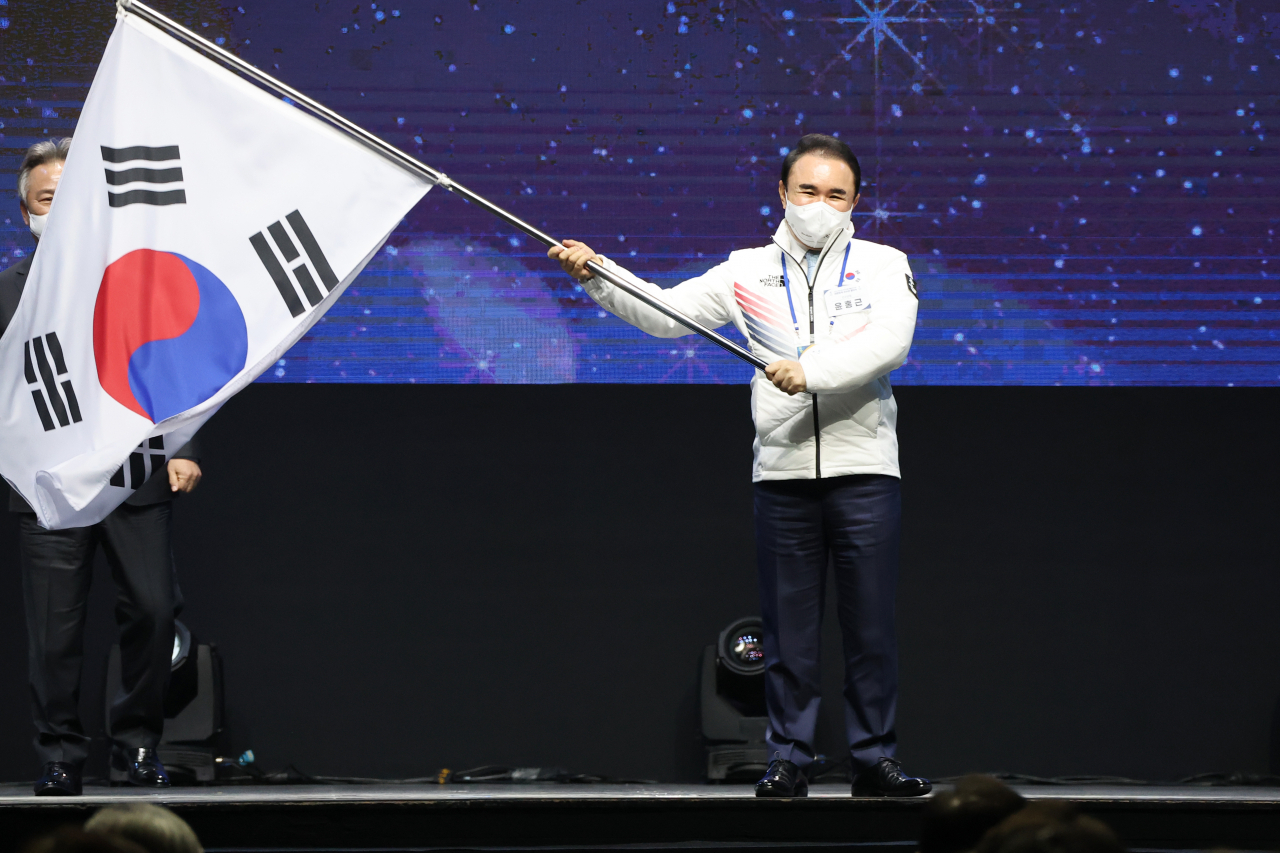 25일 오후 서울시 송파구 올림픽공원 올림픽홀에서 열린 2022 베이징 동계올림픽 대한민국 선수단 결단식에서 윤홍근 대한민국 선수단장이 단기를 흔들고 있다. [연합]