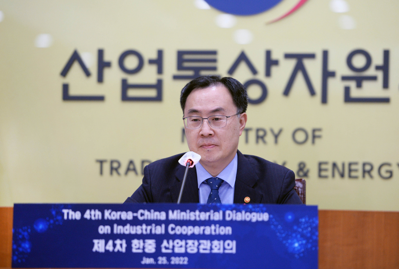 문승욱 산업통상자원부 장관이 25일 정부세종청사 영상회의실에서 진행된 ‘제4차 한중 산업장관 화상회의에서 인사말을 하고 있다. [산업통상자원부 제공]
