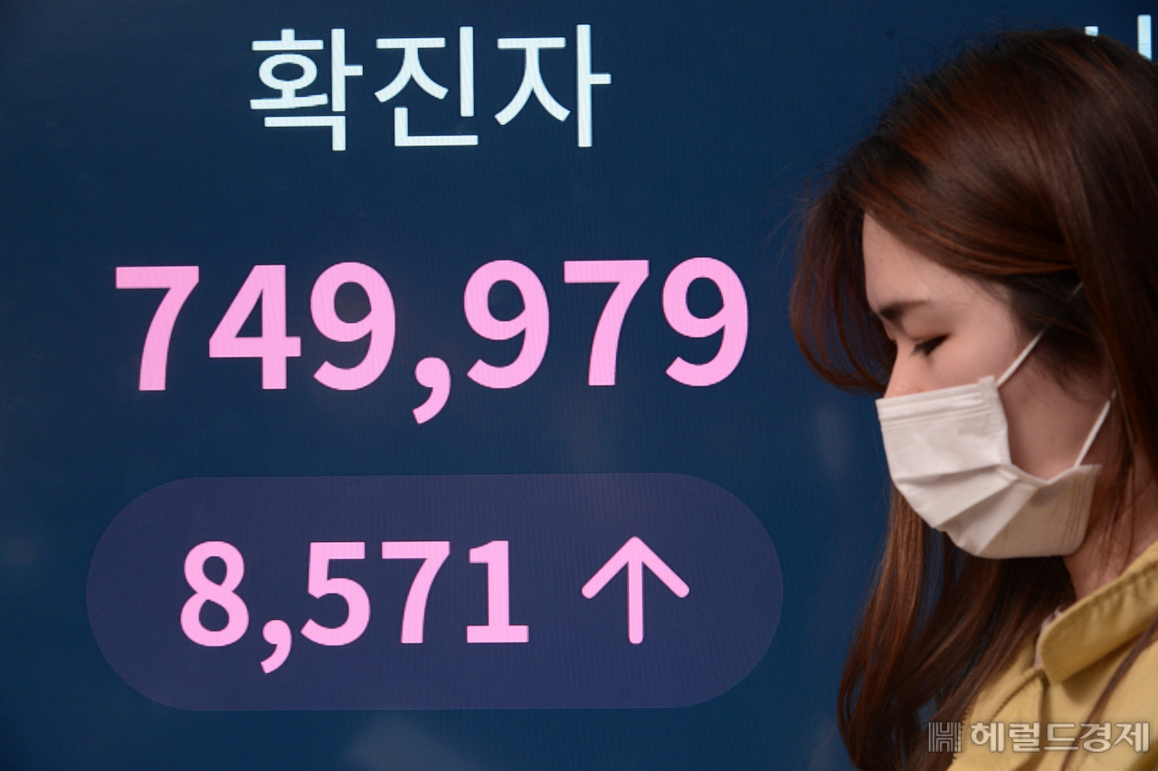 25일 코로나19 오미크론 변이의 우세종화로 확진자 규모가 급증하면서 25일 0시 기준 국내 신규확진자가 8,571명으로 집계돼 역대 최다치를 기록했다. 이날 서울 송파구 송파구청 재난상황실 관계자가 모니터에 표시된 코로나 확진자 수치를 살피고 있다. 박해묵 기자