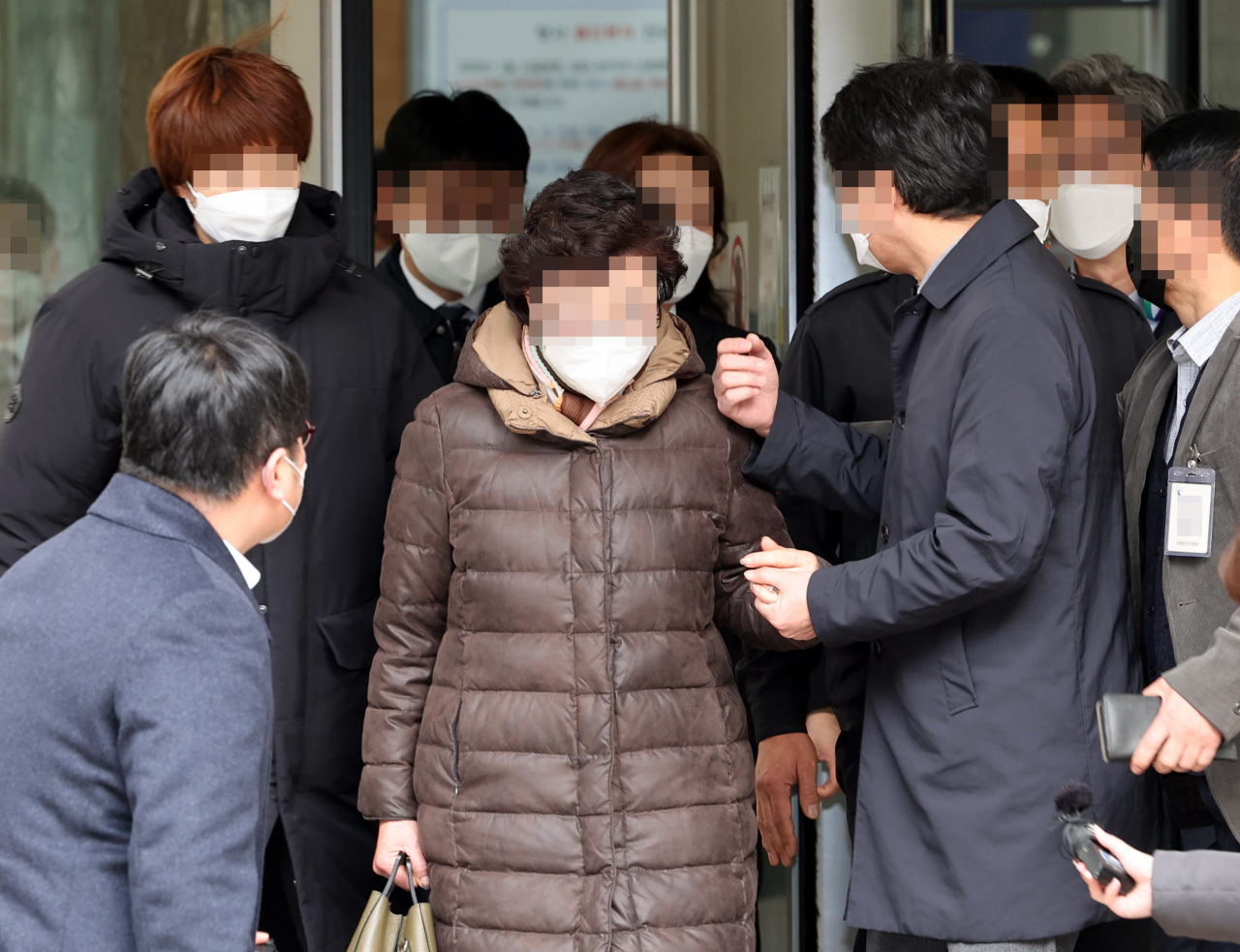 요양병원을 불법 개설해 요양급여를 타 간 혐의로 1심에서 실형을 선고받은 국민의힘 윤석열 대선후보의 장모 최은순씨가 25일 오후 서초구 서울고법에서 열린 항소심 선고 공판에서 무죄를 선고받고 밖으로 나서고 있다. [연합]