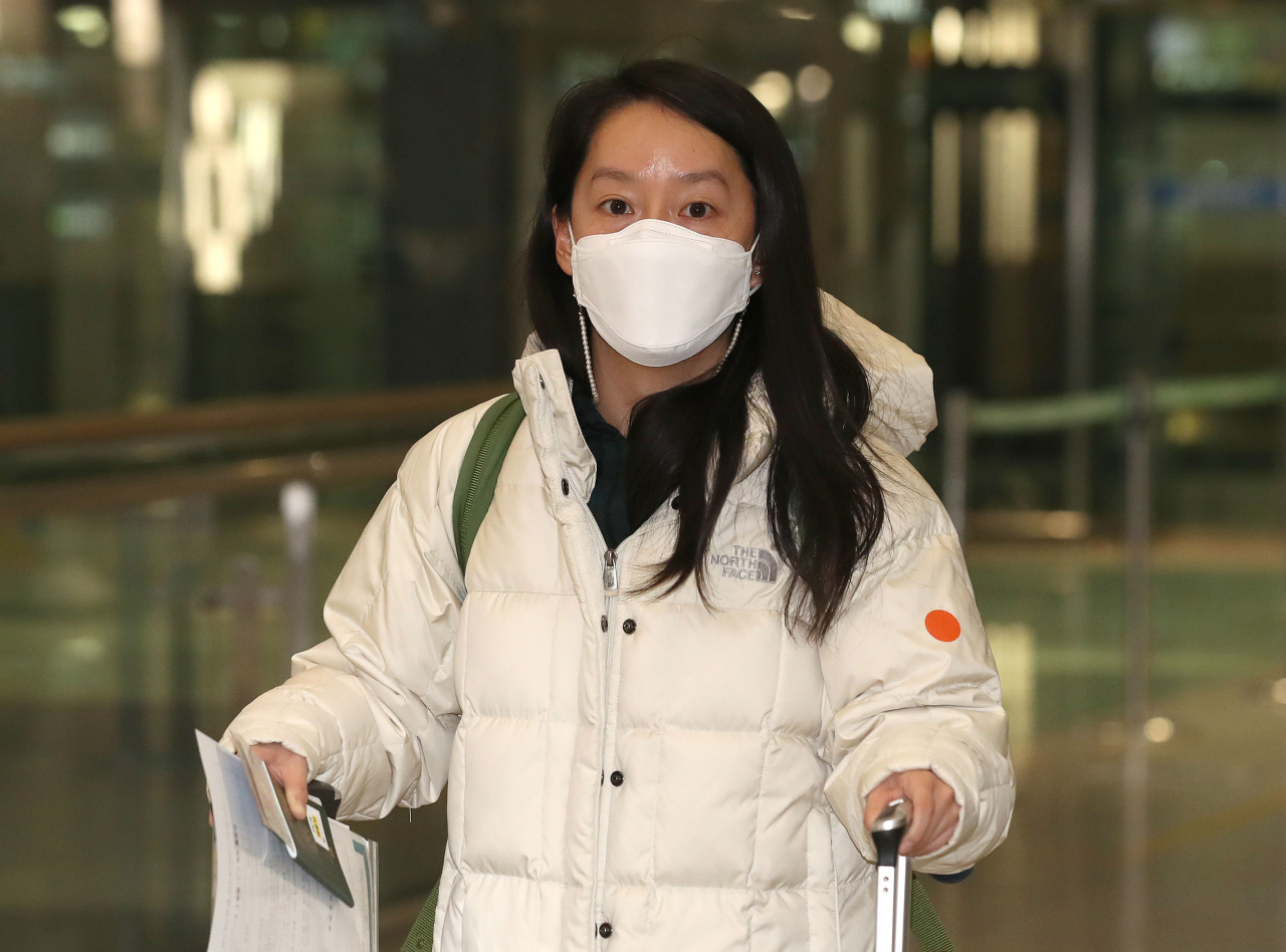 국민의당 안철수 대선 후보의 딸 안설희 박사가 23일 오후 인천국제공항으로 입국하고 있다. 연합뉴스