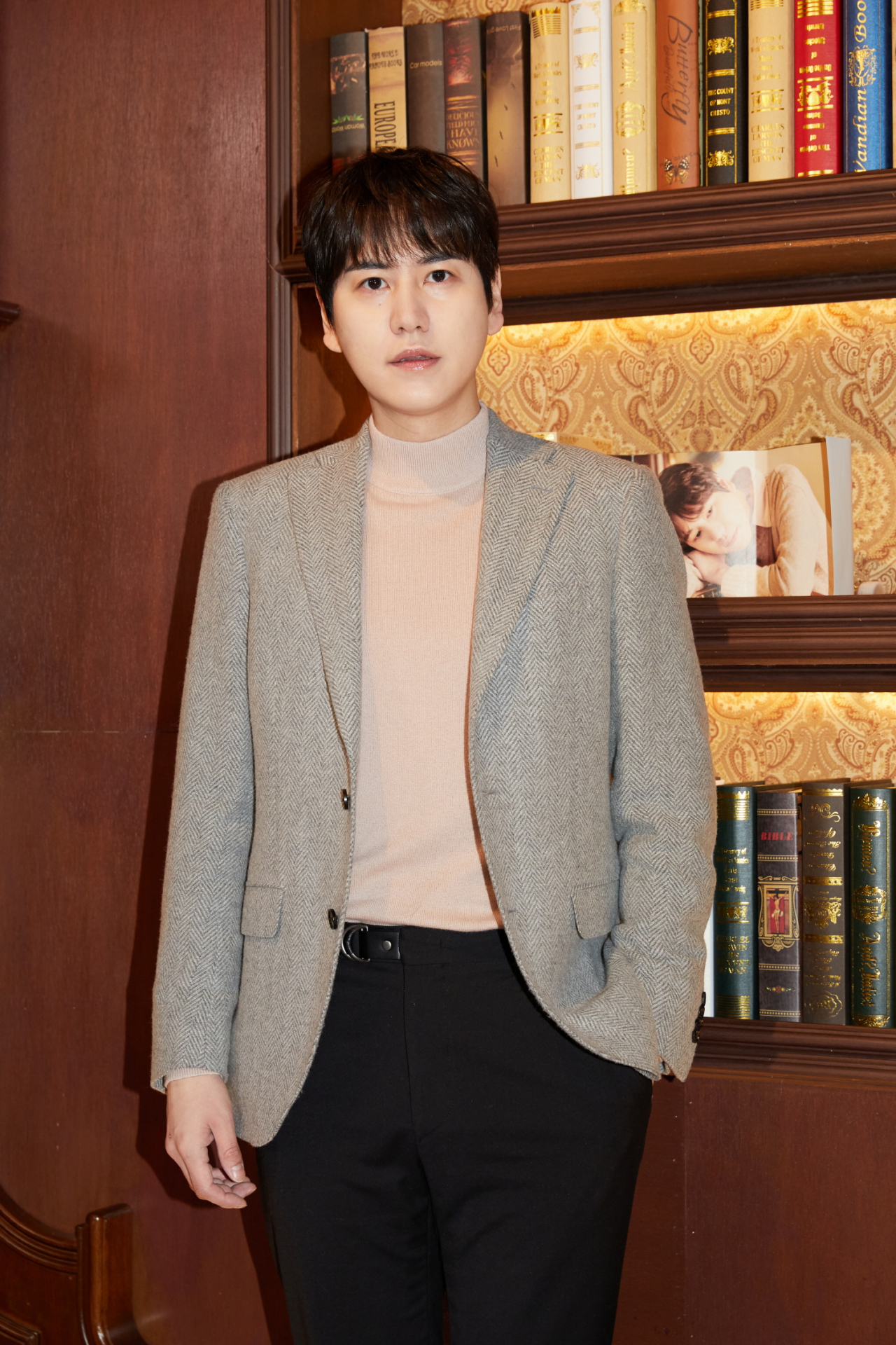 뮤지컬 ‘프랑켄슈타인’으로 무대 위에선 폭발적인 가창력과 카리스마를 보여주고 있는 규현이 다시 ‘감성 발라더’로 돌아와 사계절 프로젝트를 마무리하는 네 번째 미니음반 ‘러브 스토리(Love Story)’를 냈다. [레이블SJ 제공]