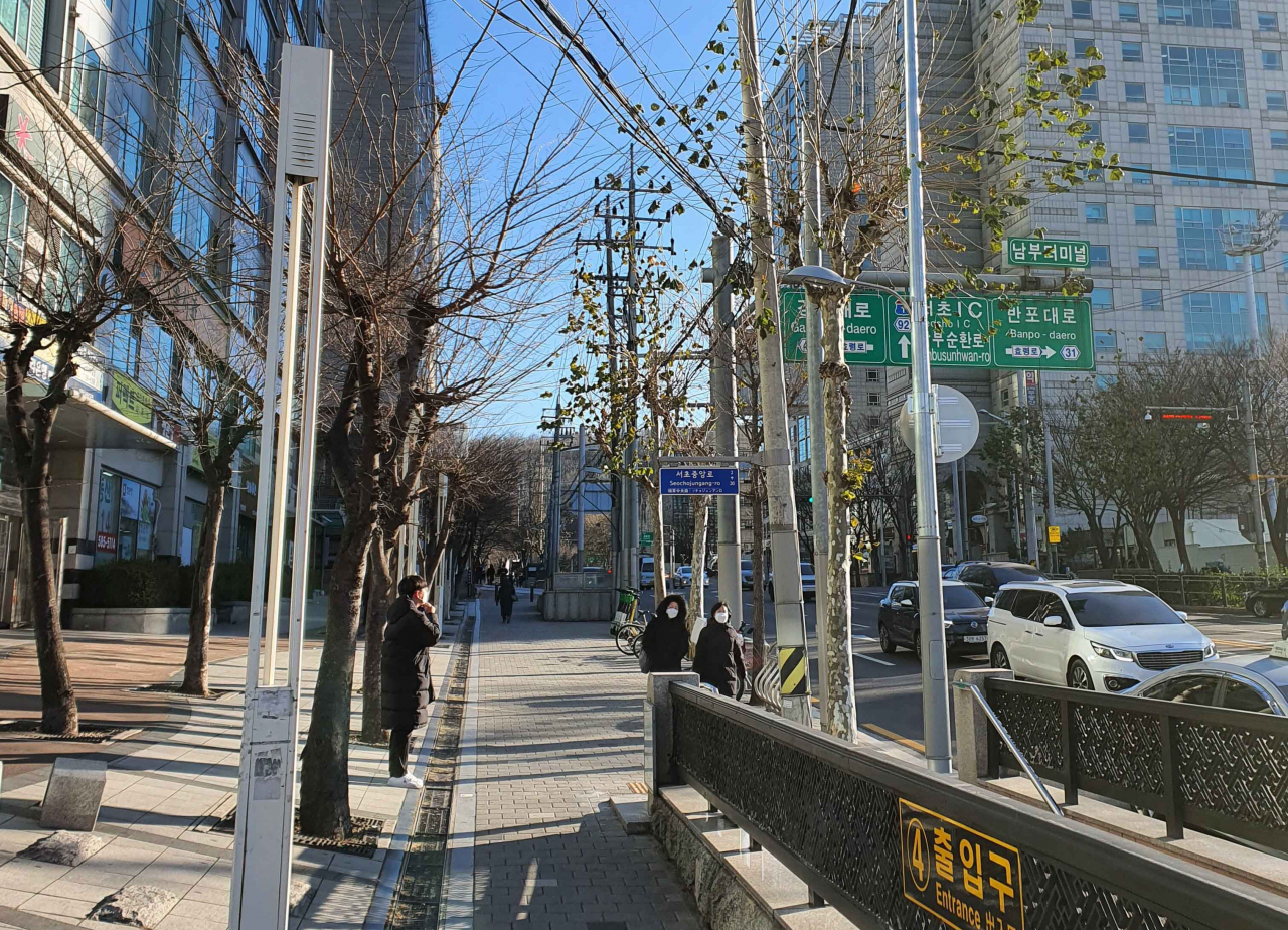 지중화 사업 전 남부터미널 역 주변 공중선 전경. [서초구청 제공]