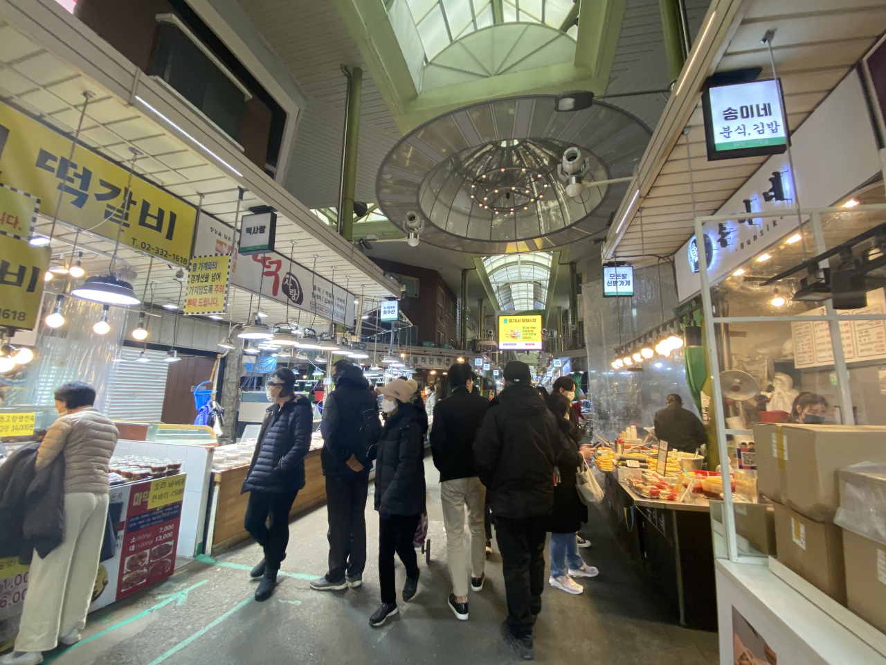 지난 24일 오후 2시께 찾은 서울 마포구 월드컵 시장이 손님들로 북적이고 있다. [신주희 기자]