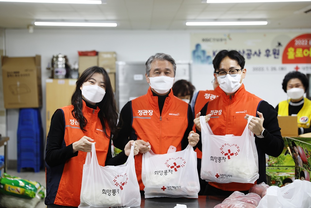 KGC인삼공사가 설을 맞아 홀로 계신 어르신을 위한 나눔 사업인 ‘효(孝) 배달’ 캠페인을 진행한다. [KCG인삼공사 제공]