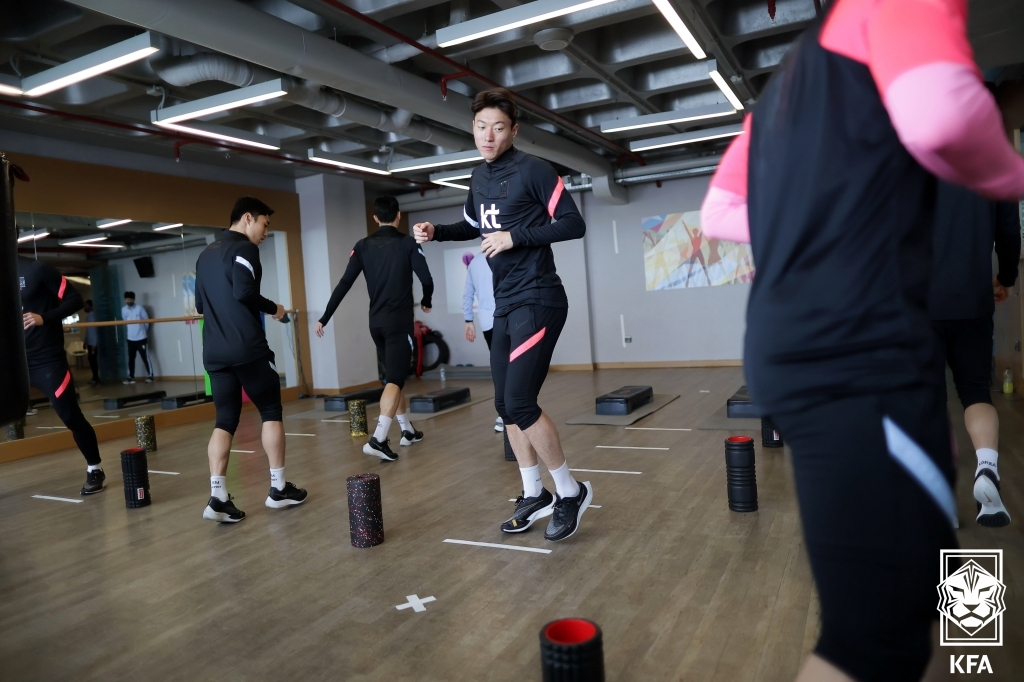 황의조 등 선수들이 25일 이스탄불 지역의 갑작스런 폭설로 훈련장 연습이 어려워지자 실내에서 컨디션을 조절하고 있다. 이날 이스탄불 공항이 폭설로 폐쇄됨에따라 선수들은 다른 공항을 거쳐 예정보다 6시간 늦게 레바논에 도착했다. [KFA 제공]
