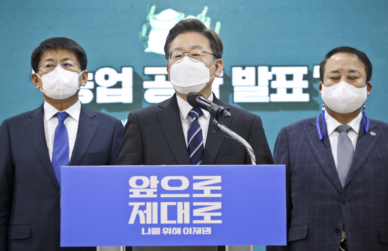 이재명 더불어민주당 대선 후보(가운데)가 25일 오전 경기도 포천시 포천시농업기술센터에서 농업 공약을 발표하고 있다. [연합]