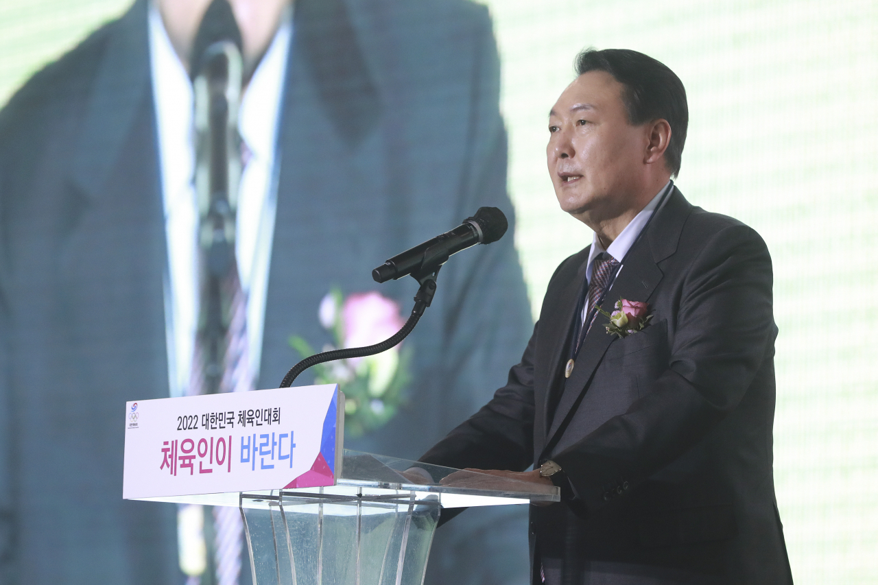 윤석열 국민의힘 대선후보가 25일 오후 서울 송파구 올림픽공원 SK핸드볼 경기장에서 열린 2022 대한민국체육인대회에서 축사하고 있다. [국회사진기자단]