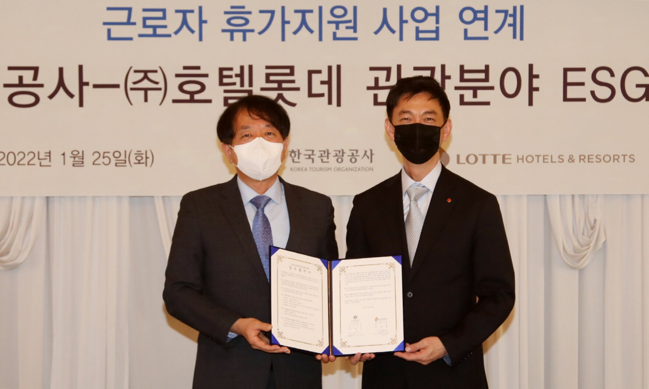 한국관광공사 안영배 사장과 ㈜호텔롯데 안세진 대표가 근로자휴가지원사업 협약을 맺고 있다.