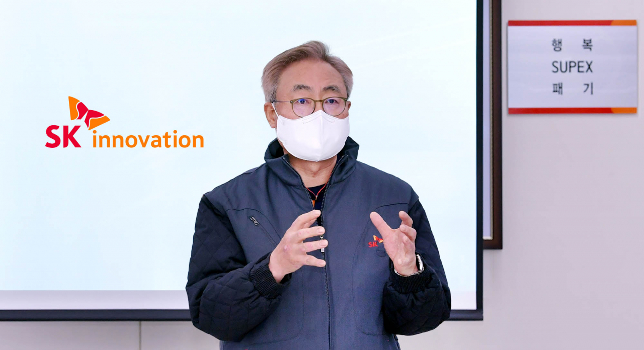 김준 SK이노베이션 부회장이 26일 자사의 공식 보도 채널인 스키노뉴스와 인터뷰를 하고 있다. [SK이노베이션 제공]