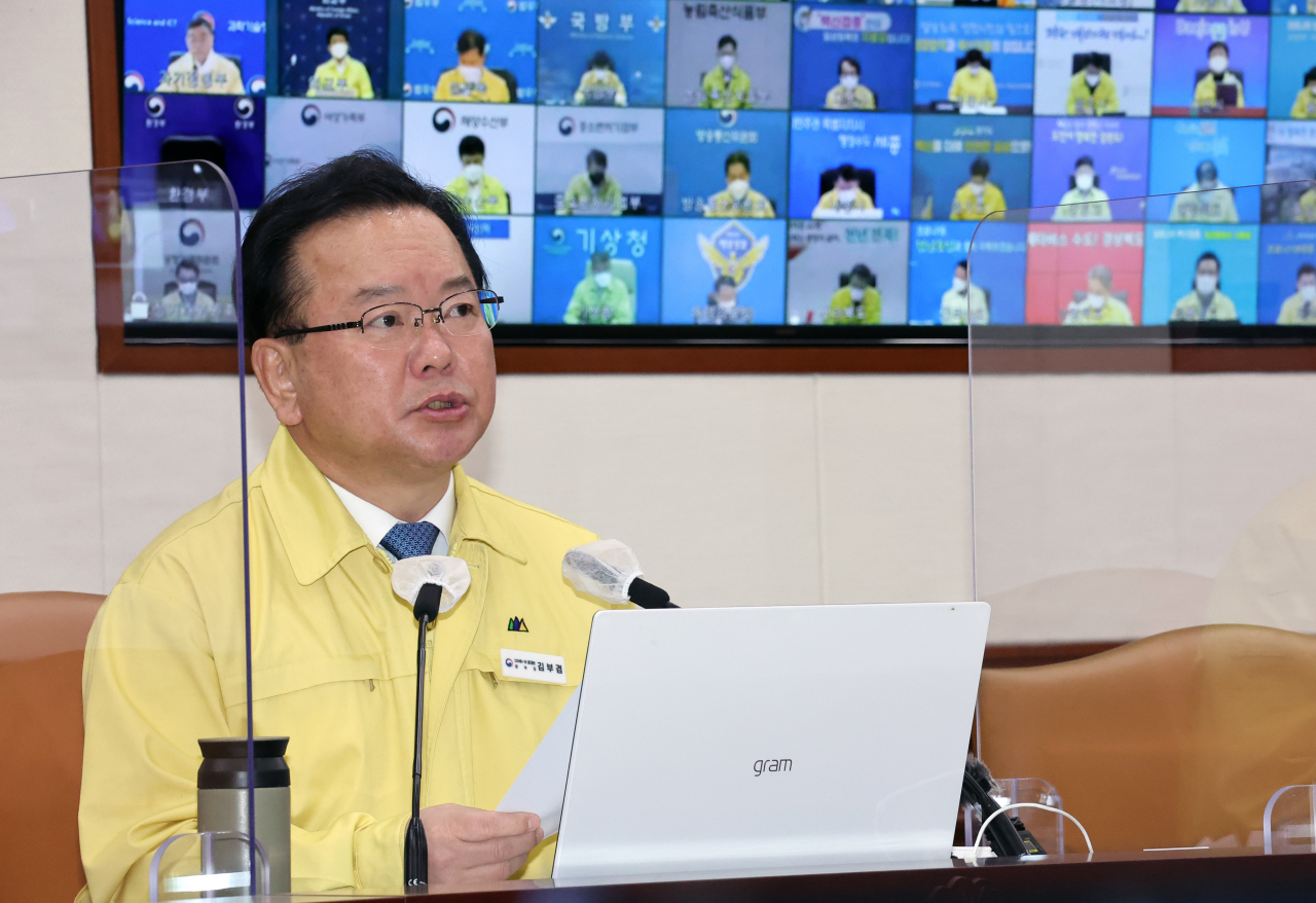 김부겸 국무총리가 26일 정부서울청사에서 열린 코로나19 대응 중앙재난안전대책본부 회의 겸 안전상황점검회의를 주재하고 있다. [연합]